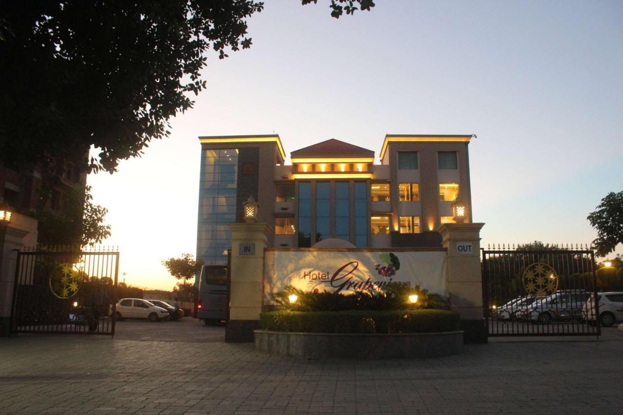 Ramada By Wyndham Varanasi Katesar Chandauli Buitenkant foto