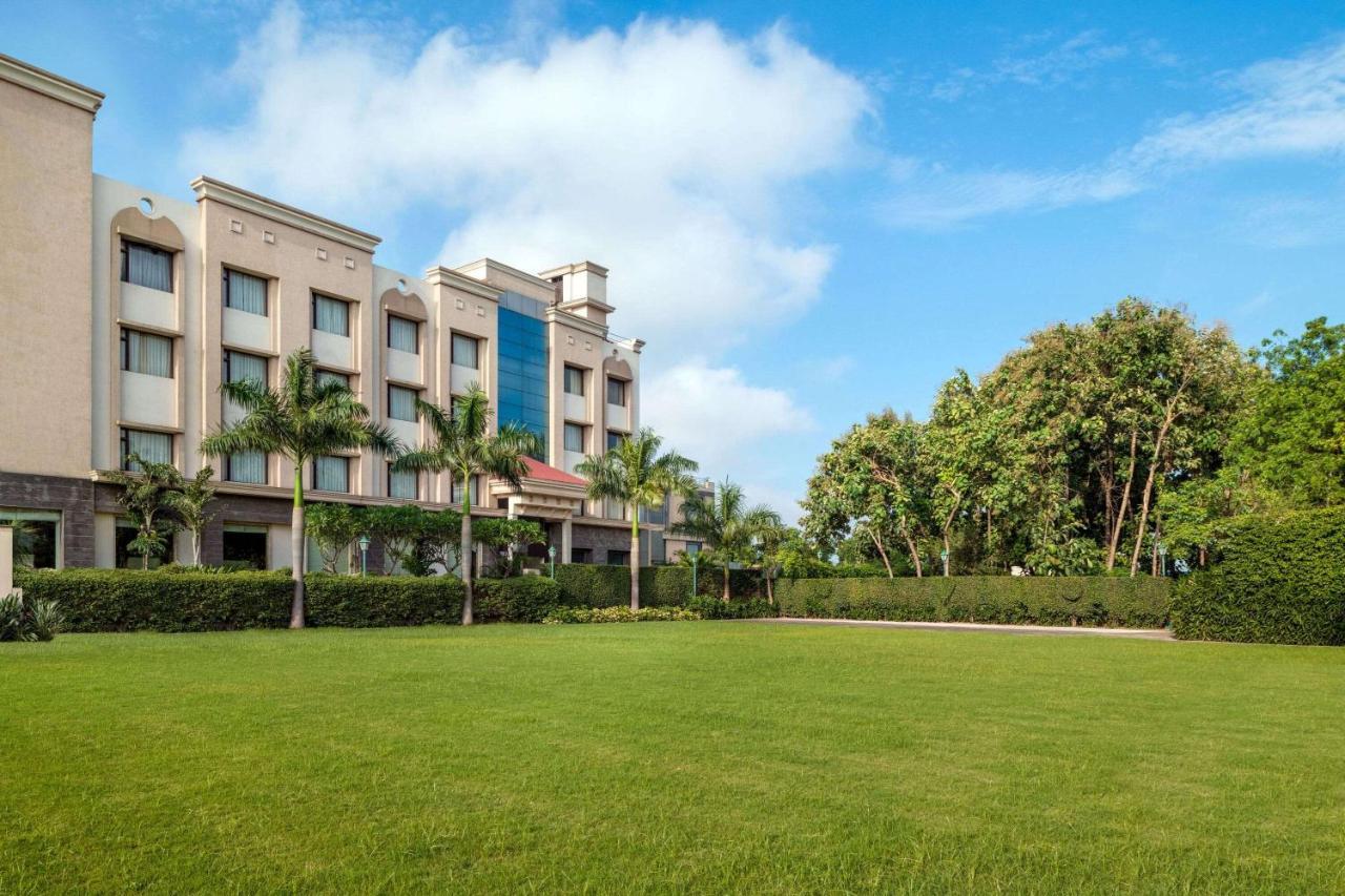 Ramada By Wyndham Varanasi Katesar Chandauli Buitenkant foto