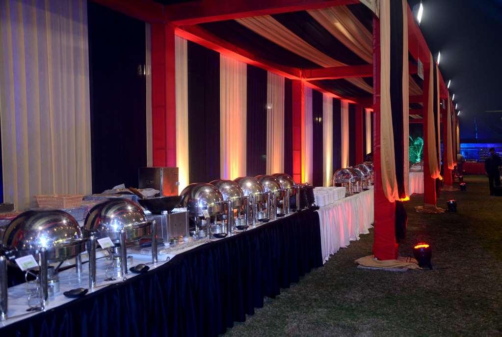Ramada By Wyndham Varanasi Katesar Chandauli Faciliteiten foto