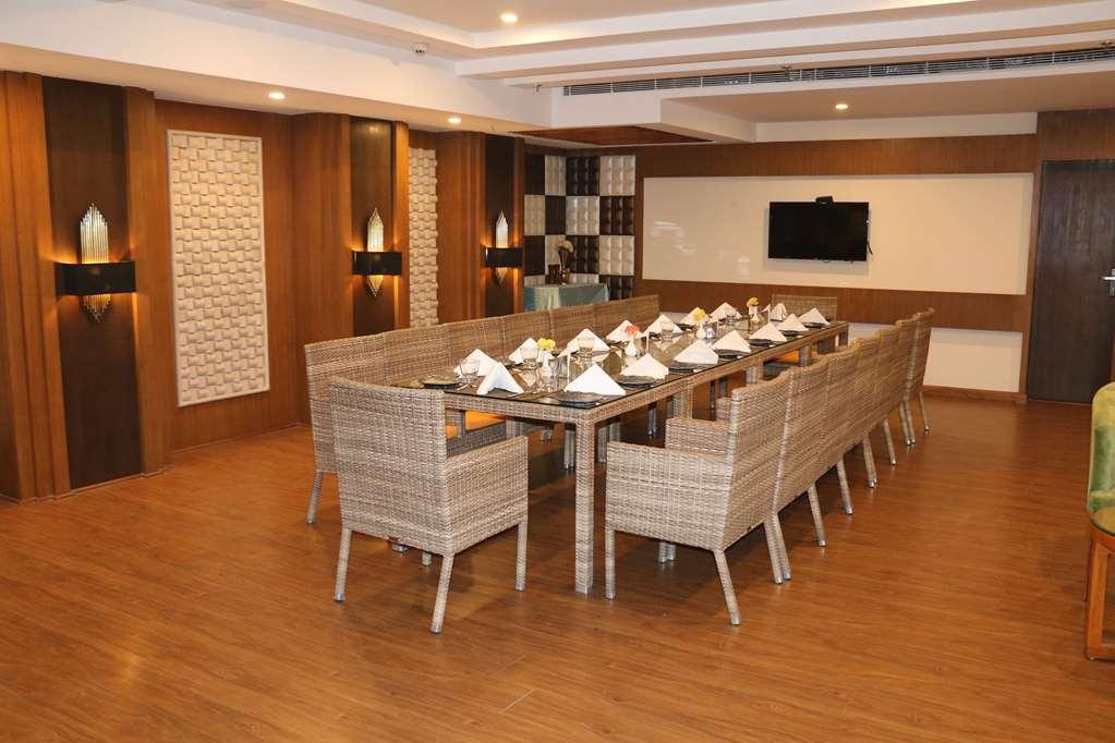 Ramada By Wyndham Varanasi Katesar Chandauli Faciliteiten foto
